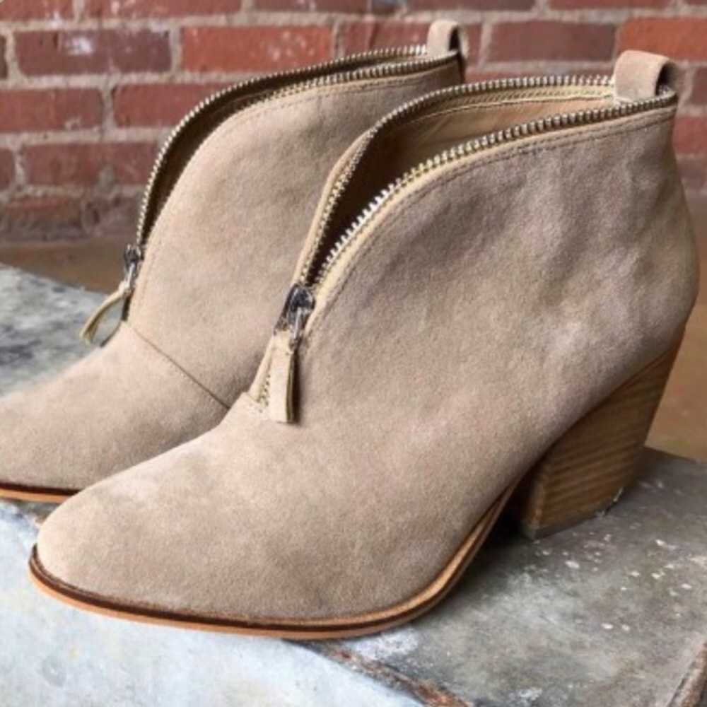 🎄ONLY 1 LEFT🎄 V-Cut Brushed Suede Bootie - Picture 2 of 3